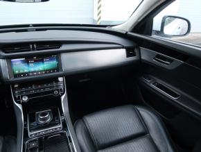 Jaguar XF  20d AWD 